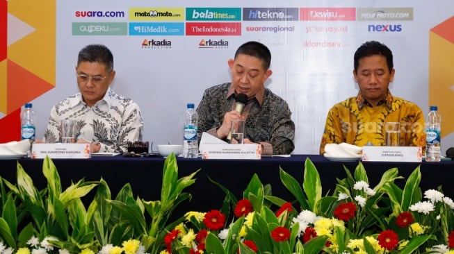 dari kiri ke kanan: Jajaran Direksi PT Arkadia Digital Media Tbk, Komisaris Iwa Sukresno Karunia, Komisaris Utama Stephen Kurniawan, Direktur Utama Suwarjono saat Rapat Umum Pemegang Saham (RUPS) di Aryaduta Hotel, Jakarta, Jumat (20/6/2025). [Suara.com/Alfian Winanto]
