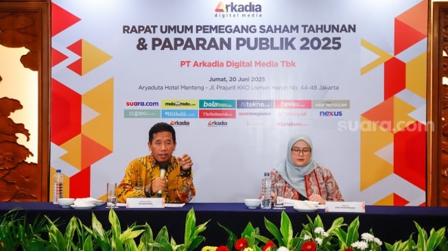 Jajaran Direksi PT Arkadia Digital Media Tbk, Direktur Utama Suwarjono (kiri) dan Direktur Popi Puspitasari memberikan pemaparan saat Public Expose di Aryaduta Hotel, Jakarta, Jumat (20/6/2025). [Suara.com/Alfian Winanto]