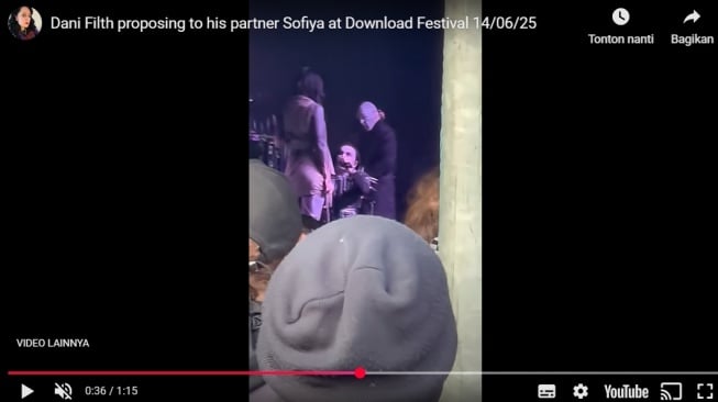 Momen vokalis Cradle Of Filth, Dani Filth, melamar kekasihnya, Sofiya di atas panggung.