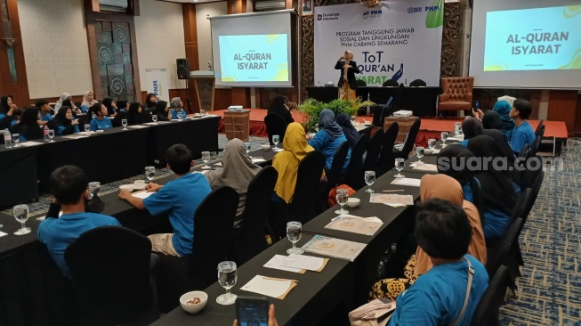 Suasana belajar Al-Quran Isyarat oleh komunitas tuli mengaji di Semarang pada Jumat (20/6/2025). [Suara.com/Budi Arista Romadhoni]