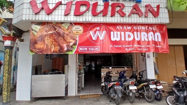 Warung Ayam Goreng Widuran Solo kembali buka usai tutup sementara selama kurang lebih satu bulan, Jumat (20/6/2025). (Suara.com/Ari Welianto)