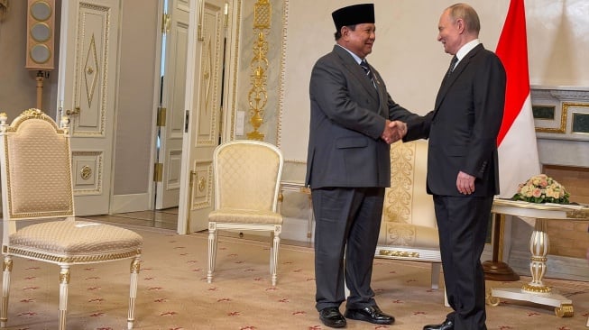 Presiden Prabowo Subianto (kiri) berjabat tangan dengan Presiden Rusia Vladimir Putin (kanan) dalam kunjungan resmi di Istana Konstantine Novsky, St. Petersburg, Rusia, Kamis (19/6/2025). [ANTARA FOTO/Genta Tenri Mawangi/app/nz]