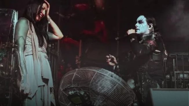 Muka Rambo Hati Rinto, Vokalis Cradle Of Filth Lamar Pacar di Atas Panggung