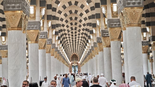 Umat Islam berjalan usai menunaikan Shalat Subuh di Masjid Nabawi, Madinah, Arab Saudi, Selasa (17/6/2025). [ANTARA FOTO/Andika Wahyu/foc]