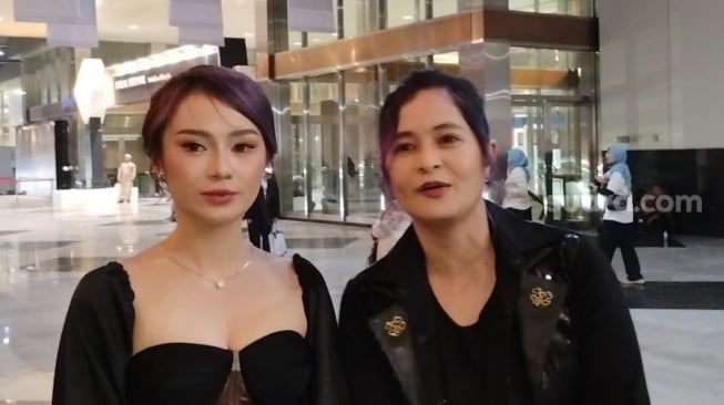 Dara dan Mita The Virgin saat menghadiri prosesi ngunduh mantu Al Ghazali dan Alyssa Daguise di Jakarta Convention Center, Senayan, Kamis, 19 Juli 2025. [Suara.com/Adiyoga Priyambodo]