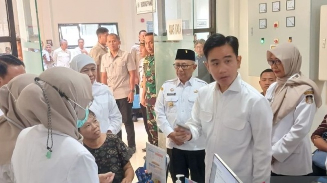 Wakil Presiden RI Gibran Rakabuming Raka meninjau layanan kesehatan di Puskesmas Sukorejo, Kota Blitar, Jawa Timur, Rabu (18/6/2025). (ANTARA/Asmaul)