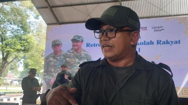 Salah satu Kepala Sekolah Rakyat dari Sentra Pangurangi di Kabupaten Takalar, Sulawesi Selatan (Sulsel) M Jufrianto mengungkapkan pengalamannya selama retret digelar. [Suara.com/Lilis]
