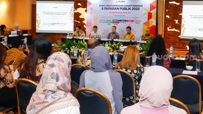 dari kiri ke kanan: Jajaran Direksi PT Arkadia Digital Media Tbk, Komisaris Independen Ariyo Ali Suprapto, Komisaris Iwa Sukresno Karunia, Komisaris Utama Stephen Kurniawan, Direktur Utama Suwarjono dan Direktur Fastabiqul Khair Algatot saat menggelar Rapat Umum Pemegang Saham (RUPS) di Aryaduta Hotel, Jakarta, Jumat (20/6/2025). [Suara.com/Alfian Winanto]
