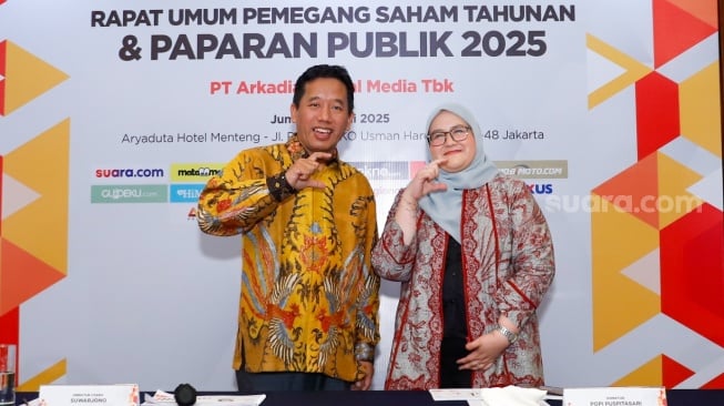 Jajaran Direksi PT Arkadia Digital Media Tbk, Direktur Utama Suwarjono (kiri) dan Direktur Popi Puspitasari foto bersama usai Public Expose di Aryaduta Hotel, Jakarta, Jumat (20/6/2025). [Suara.com/Alfian Winanto]