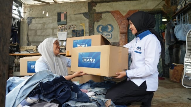 Dalam program RE3 (Reduce, Re-Love, Restyle), karyawan PNM berhasil mengumpulkan 60 kilogram celana jeans layak pakai untuk didonasikan kepada Bu Aan (Dok: PNM)