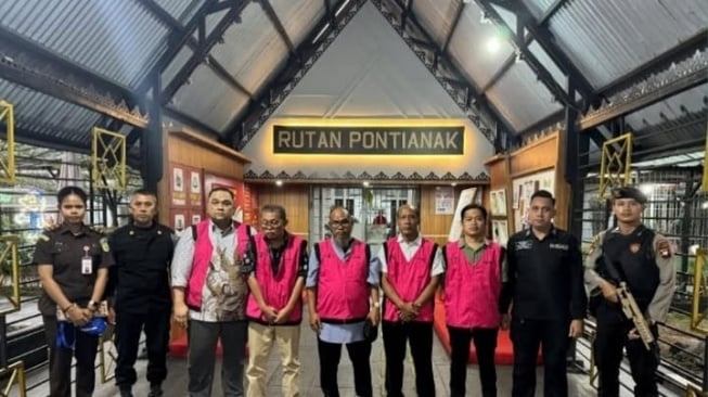 Enam Tersangka Korupsi Proyek Pengembangan Bandara Rahadi Oesman Ketapang Resmi Ditahan