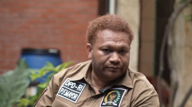 Anggota DPD Papua Barat Daya, Paul Finsen Mayor membongkar fakta soal izin usaha pertambangan (IUP) di kawasan Raja Ampat yang ternyata belum dicabut oleh pemerintah pusat. (Tangkapan layar/Youtube)