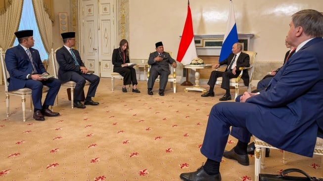 Presiden Prabowo Subianto (kempat kiri) didampingi Menteri Luar Negeri Sugiono (kedua kiri) dan Sekretaris Kabinet Teddy Indra Wijaya (kiri) berbincang dengan Presiden Rusia Vladimir Putin (kedua kanan) bersama jajaran menterinya dalam kunjungan resmi di Istana Konstantine Novsky, St. Petersburg, Rusia, Kamis (19/6/2025). [ANTARA FOTO/Genta Tenri Mawangi/app/nz]