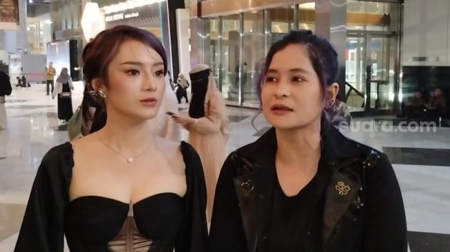 Dara dan Mita The Virgin saat menghadiri prosesi ngunduh mantu Al Ghazali dan Alyssa Daguise di Jakarta Convention Center, Senayan, Kamis, 19 Juli 2025. [Suara.com/Adiyoga Priyambodo]