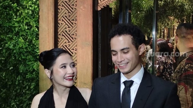 Prilly Latuconsina dan Omara Esteghlal saat menghadiri acara ngunduh mantu Al Ghazali dan Alyssa Daguise di Jakarta Convention Center, Senayan, Kamis, 19 Juni 2025 [Suara.com/Adiyoga Priyambodo]