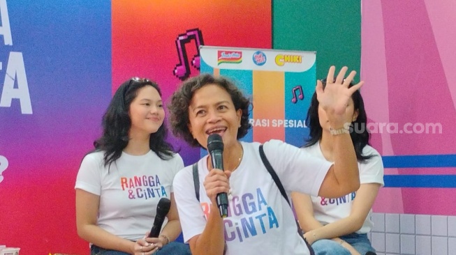 Suasana kunjungan pemain dan produser film Rangga & Cinta di booth Rumah Indofood Jakarta Fair 2025 di Jakarta International Expo, Kemayoran, Jumat, 20 Juni 2025. [Suara.com/Adiyoga Priyambodo]