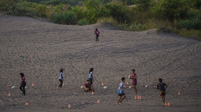 Warga bermain bola di kawasan Gumuk Pasir, Bantul, DI Yogyakarta, Kamis (19/6/2025). [ANTARA FOTO/Hendra Nurdiyansyah/nym]