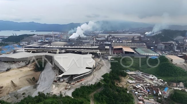 Foto udara pemukiman warga dan kawasan industri berbasis nikel Indonesia Morowali Industrial Park atau PT IMIP di Kecamatan Bahodopi, Sulawesi Tengah, Jumat (26/1/2024). (ANTARA FOTO/Mohamad Hamzah/rwa.)