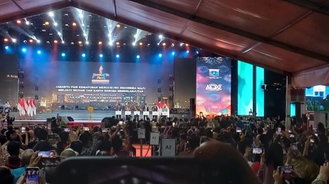 Gubernur DKI Jakarta Pramono Anung resmi membuka gelaran Jakarta Fair 2025 di Jakarta International Expo (JIExpo), Kemayoran, Jakarta Pusat, Kamis (19/6/2025) malam. Digelar dalam rangka ulang tahun ke-498 Kota Jakarta, pameran akbar ini akan berlangsung hingga 13 Juli mendatang. (Suara.com/Fakhri Fuadi)