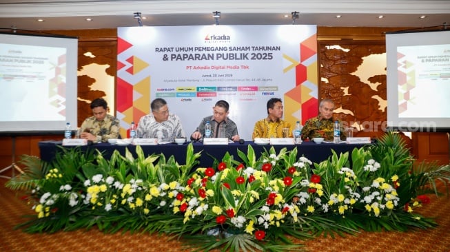 dari kiri ke kanan: Jajaran Direksi PT Arkadia Digital Media Tbk, Komisaris Independen Ariyo Ali Suprapto, Komisaris Iwa Sukresno Karunia, Komisaris Utama Stephen Kurniawan, Direktur Utama Suwarjono dan Direktur Fastabiqul Khair Algatot saat menggelar Rapat Umum Pemegang Saham (RUPS) di Aryaduta Hotel, Jakarta, Jumat (20/6/2025). [Suara.com/Alfian Winanto]
