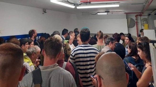 Ilustrasi sejumlah warga Palestina beragama Islam dan Kristen dilarang masuk ke banker (X)