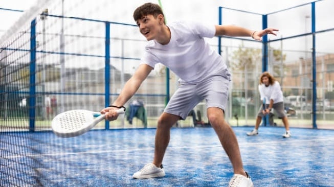 5 Rekomendasi Sepatu Buat Paddle, Stylish Bikin Makin Pede Olahraga
