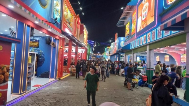 Suasana Jakarta Fair 2025 yang baru saja dibuka Gubernur Pramono Anung pada Kamis (19/6/2025) malam. Pengunjung yang membawa kendaraan disediakan kantong parkir oleh Pemprov Jakarta. [Suara.com/Fakhri]