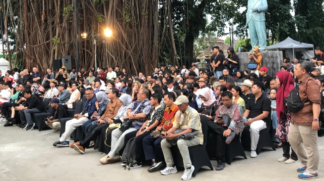 Sejumlah pengunjung hadir saat pembukaan ARTJOG 2025 di Jogja National Museum, Jumat (20/6/2025). [Yohanes Endra/Suara.com]