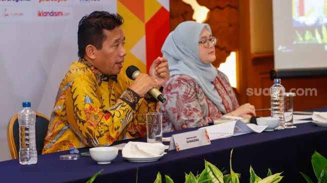 Jajaran Direksi PT Arkadia Digital Media Tbk, Direktur Utama Suwarjono (kiri) dan Direktur Popi Puspitasari memberikan pemaparan saat Public Expose di Aryaduta Hotel, Jakarta, Jumat (20/6/2025). [Suara.com/Alfian Winanto]