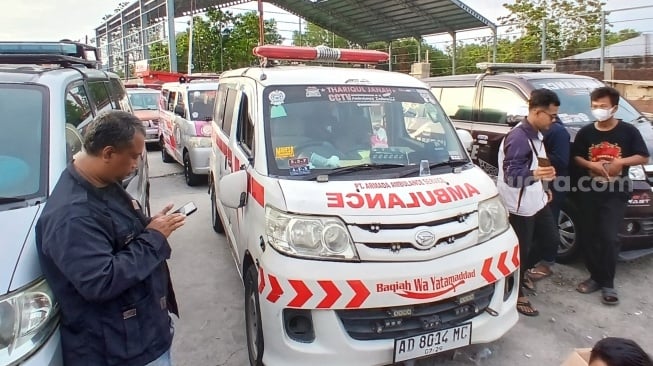 Viral Ambulans Dirusak Saat Demo Sopir Truk di Karanganyar, Spion Patah