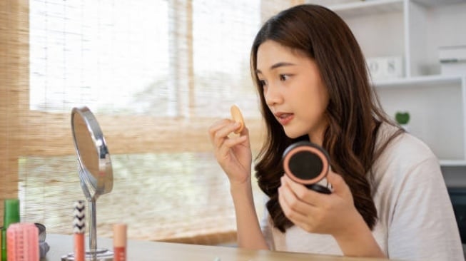 5 Rekomendasi Bedak Padat untuk Kulit Sawo Matang, Bikin Wajah Cerah Tak Terlihat Abu-Abu