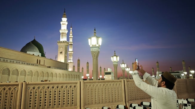 Pengunjung memotret Masjid Nabawi di Madinah, Arab Saudi, Selasa (17/6/2025). [ANTARA FOTO/Andika Wahyu/foc] 