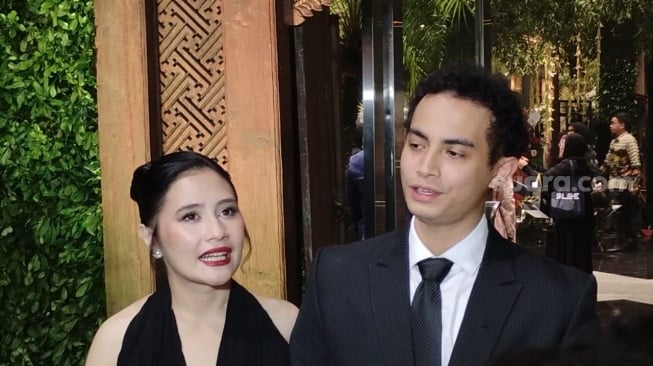 Prilly Latuconsina dan Omara Esteghlal saat menghadiri acara ngunduh mantu Al Ghazali dan Alyssa Daguise di Jakarta Convention Center, Senayan, Kamis, 19 Juni 2025 [Suara.com/Adiyoga Priyambodo]