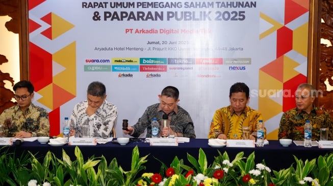 dari kiri ke kanan: Jajaran Direksi PT Arkadia Digital Media Tbk, Komisaris Independen Ariyo Ali Suprapto, Komisaris Iwa Sukresno Karunia, Komisaris Utama Stephen Kurniawan, Direktur Utama Suwarjono dan Direktur Fastabiqul Khair Algatot saat menggelar Rapat Umum Pemegang Saham (RUPS) di Aryaduta Hotel, Jakarta, Jumat (20/6/2025). [Suara.com/Alfian Winanto]
