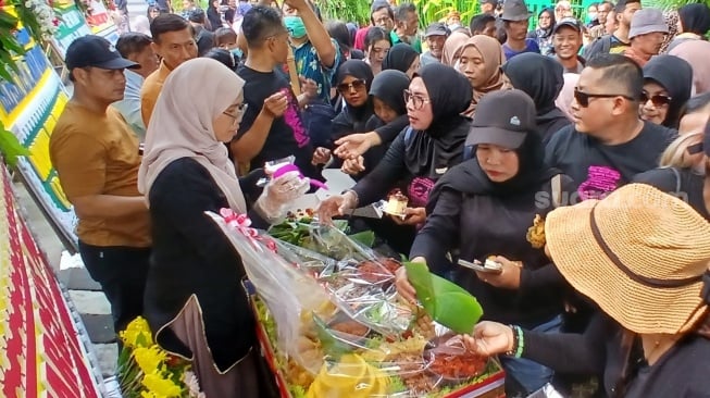 Presiden ke-7 Jokowi saat menyapa warga dan relawan yang datang. (Suara.com/Ari Welianto)