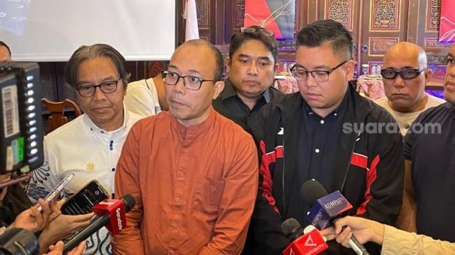 Deputi Bidang Usaha Mikro Kementerian UMKM, Riza Adha Damanik (kedua dari kiri). (Suara.com/Yaumal)