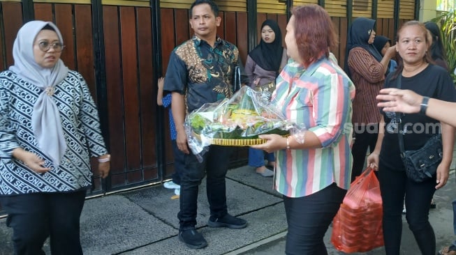 Lautan Tumpeng dan Bunga: Wujud Cinta Rakyat untuk Jokowi di Hari Ulang Tahunnya