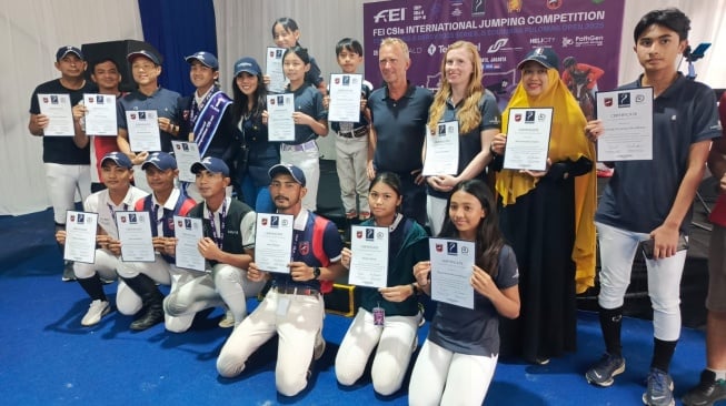 Thorsten Wittenberg (kanan), pelatih senior sekaligus pencari bakat utama olahraga berkuda (equestrian) dari Stable Ludger Beerbaum di Jerman, bersama Adinda Yuanita, CEO Equinara Horse Sports dan para atlet berkuda di Jakarta International Equestrian Park (JIEP), Pulomas, Sabtu (21/6/2025). [Istimewa]