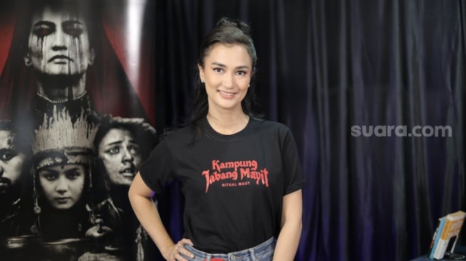 Riset Dukun Aborsi, Atiqah Hasiholan Temukan Cerita Nyata Mirip di Film Kampung Jabang Mayit