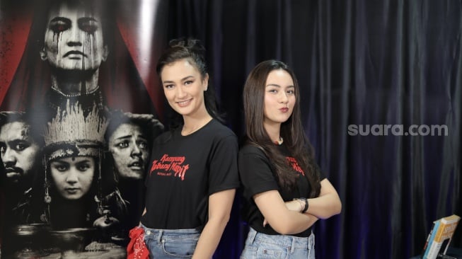 Bintang film Kampung Jabang Mayit, Ersya Aurelia dan Atiqah Hasiholan saat datang ke kantor Suara.com kawasan Kuningan, Jakarta Selatan pada Rabu, 18 Juni 2025 [Suara.com/Ramadhani Adi Nugroho]