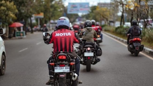 Motul Indonesia kembali menggelar kegiatan touring bertajuk bersama para motorcycle enthusiast di Sulawesi Selatan untuk menguji pelumas terbaru Motul GP Series dan Motul 300V. (Foto: Motul Indonesia)