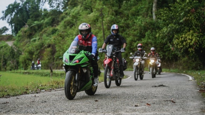 Motorcycle Enthusiast Uji Performa Pelumas Motul Sekaligus Explore Keindahan Alam Indonsia