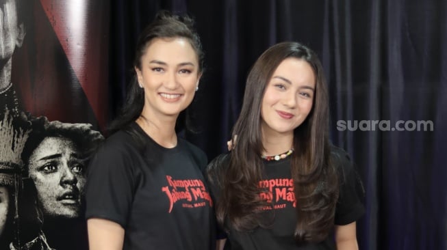 Bintang film Kampung Jabang Mayit, Ersya Aurelia dan Atiqah Hasiholan saat datang ke kantor Suara.com kawasan Kuningan, Jakarta Selatan pada Rabu, 18 Juni 2025 [Suara.com/Ramadhani Adi Nugroho]
