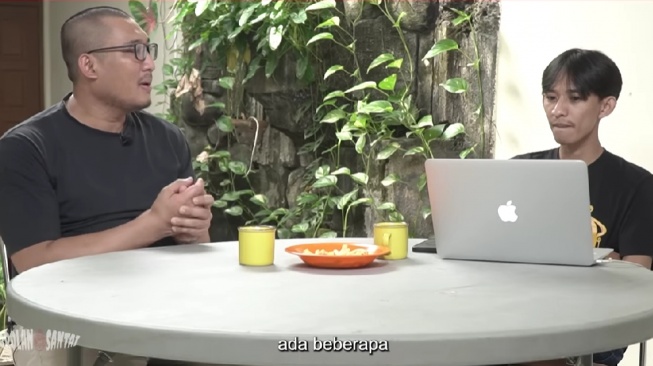 Podcast yang membahas fenomena ganjil di Tanah Suci Mekkah. [YouTube/Obrolan Santai]