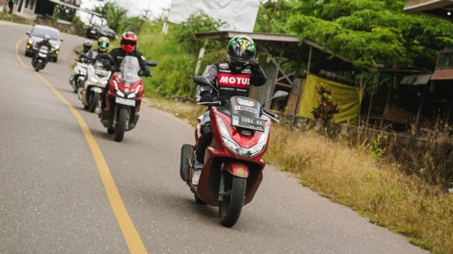 Motul Indonesia kembali menggelar kegiatan touring bertajuk bersama para motorcycle enthusiast di Sulawesi Selatan untuk menguji pelumas terbaru Motul GP Series dan Motul 300V. (Foto: Motul Indonesia)