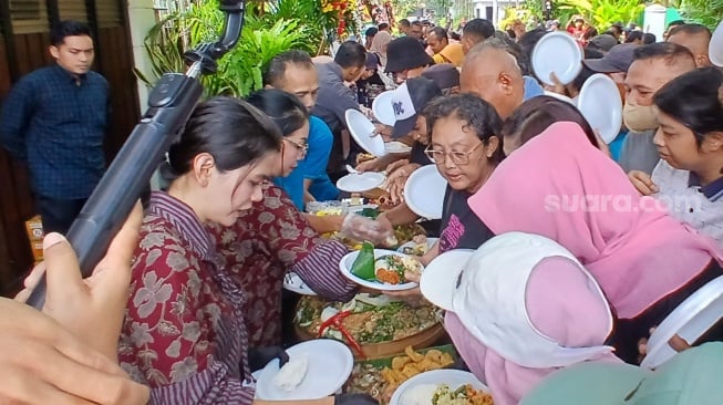 Presiden ke-7 Jokowi saat menyapa warga dan relawan yang datang. (Suara.com/Ari Welianto)