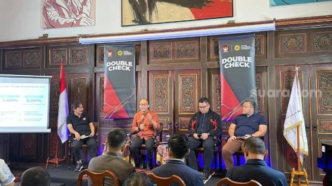 Deputi Bidang Usaha Mikro Kementerian UMKM, Riza Adha Damanik (kedua dari kiri) dalam sebuah diskusi yang digelar di Kantor Komunikasi Kepresiden, Jakarta pada Sabtu, 21 Juni 2025. (Suara.com/Yaumal)