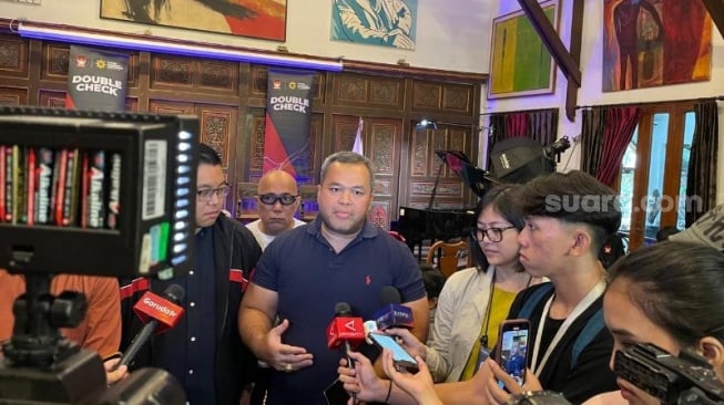 Karo Humas Kemnaker Sunardi Manampiar Sinaga menyampaikan keteranhgan perihal pencarian BSU. (Suara.com/Yaumal).