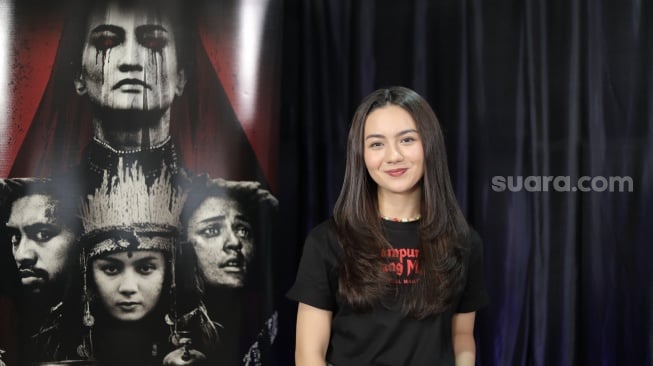 Bintang film Kampung Jabang Mayit, Ersya Aurelia saat datang ke kantor Suara.com kawasan Kuningan, Jakarta Selatan pada Rabu, 18 Juni 2025 [Suara.com/Ramadhani Adi Nugroho]