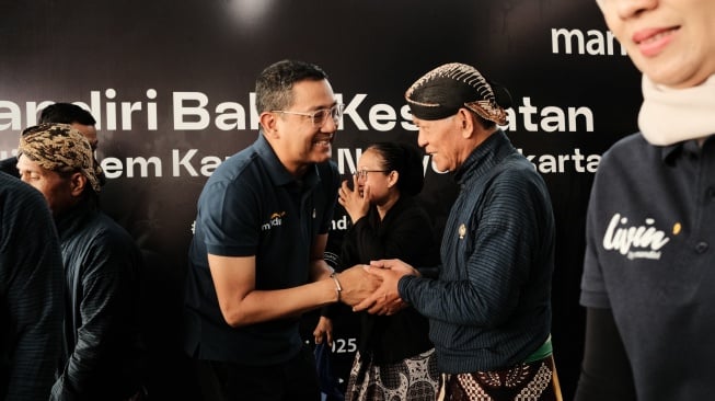SEVP Corporate Relations Bank Mandiri, M. Wisnu Trihanggodo, menjelaskan kegiatan “Mandiri Bakti Kesehatan” adalah bentuk apresiasi Bank Mandiri terhadap abdi dalem yang memiliki peran penting dalam pelestarian budaya dan tradisi Jawa (Dok: Bank Mandiri)